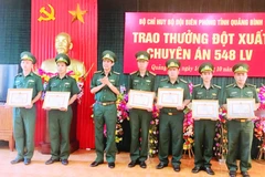 Tặng Giấy khen cho 2 tập thể và 13 cá nhân thuộc Ban Chuyên án và các đơn vị phối hợp phá án. (Ảnh: Võ Dung/TTXVN)