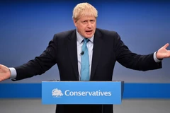 Thủ tướng Anh Boris Johnson phát biểu tại hội nghị thường niên của đảng Bảo thủ cầm quyền ở thành phố Manchester, ngày 2/10. (Ảnh: AFP/TTXVN)