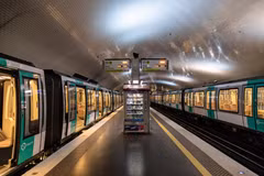 Cảnh vắng vẻ tại nhà ga tàu điện ngầm trong giờ cao điểm tại Paris, Pháp, khi diễn ra cuộc tổng đình công trong ngành giao thông công cộng ngày 5/12/2019. (Ảnh: THX/ TTXVN)
