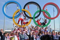 Tổng tống Nga Vladimir Putin (giữa) chụp ảnh chung với các vận động viên Nga tại Sochi ngày 24/2/2014. (Ảnh: AFP/TTXVN)