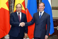 Thủ tướng Liên bang Nga Dmitri Medvedev đón Thủ tướng Nguyễn Xuân Phúc. (Ảnh: Thống Nhất/TTXVN)
