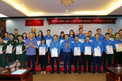 Đại diện Ban tổ chức trao Giấy chứng nhận cho các thí sinh vào vòng bán kết, chung kết Liên hoan báo cáo viên toàn quốc lần thứ 2 năm 2019. (Ảnh: Thanh Vũ/TTXVN)
