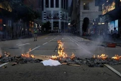 Người biểu tình đốt phá tại một tuyến phố ở Hong Kong, Trung Quốc ngày 8/9/2019. (Ảnh: Kyodo/TTXVN)