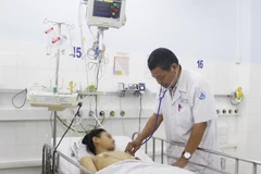 Bác sỹ kiểm tra sức khỏe cho bệnh nhi. (Nguồn: hcmcpv.org.vn)