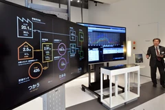 Hệ thống panel kiểm soát năng lượng của hãng công nghệ cao Toshiba của Nhật Bản được giới thiệu tại Trung tâm nghiên cứu và phát triển khí hydro ở Tokyo. (Ảnh: AFP/TTXVN)