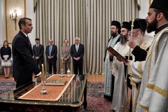 Tân Thủ tướng Hy Lạp Kyriakos Mitsotakis (trái) tuyên thệ nhậm chức tại dinh Tổng thống ở thủ đô Athens ngày 8/7/2019. (Ảnh: AFP/TTXVN)