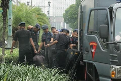 Cảnh sát triển khai các trang bị chống bạo động. (Ảnh: Đỗ Quyên/Vietnam+)