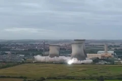 [Video] Cảnh 3 tháp làm mát của nhà máy điện ở Anh tan thành tro bụi