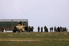 Cư dân Syria được Lực lượng Dân chủ Syria sơ tán khỏi Baghouz, nơi cố thủ cuối cùng của tổ chức Nhà nước Hồi giáo (IS) tự xưng ngày 20/2/2019. (Ảnh: AFP/TTXVN)