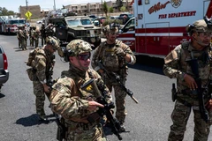 Lực lượng an ninh được triển khai tại hiện trường vụ xả súng ở thành phố El Paso thuộc bang Texas, Mỹ ngày 3/8/2019. (Ảnh: AFP/TTXVN)