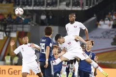 Pha đánh đầu của cầu thủ Qatar Bassam Al Rawi (phải, phía trước) trong trận chung kết Asian Cup 2019 giữa Qatar và Nhật Bản, diễn ra ở Abu Dhabi, UAE, ngày 1/2/2019. (Ảnh: THX/TTXVN)