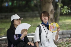 Người dân Nhật Bản tránh nóng tại công viên Shiokaze ở Tokyo ngày 25/7/2019. Ảnh minh họa. (Nguồn: AFP/TTXVN)
