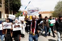 Người dân thủ đô Damascus biểu tình phản đối vụ tấn công bằng tên lửa của Mỹ. (Nguồn: EPA/TTXVN)