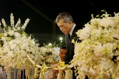 Nhà vua Thái Lan Maha Vajiralongkorn (giữa) tại Triển lãm 'Yen Sira Phro Phra Bori Ban' nhằm tôn vinh Nhà vua Bhumibo Adulyadej quá cố tại thủ đô Bangkok ngày 9/2/2017. (Nguồn: EPA/TTXVN)