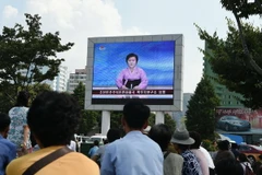 Người dân Triều Tiên theo dõi tin tức trên truyền hình tại nhà ga ở Bình Nhưỡng. (Nguồn: AFP/TTXVN)