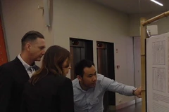 Đại biểu xem các bản đồ cổ chứng minh chủ quyền biển đảo của Việt Nam. (Ảnh: Nguyễn Hồng Tâm/TTXVN)