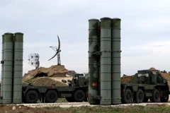 Hệ thống phòng thủ tên lửa S-400 Triumf của Nga tại căn cứ quân sự Hmeimim ở tỉnh Latakia, miền tây bắc Syria ngày 16/12/2015. (Nguồn: AFP/TTXVN)