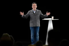 Ứng cử viên Jean-Luc Melenchon phát biểu khởi động chiến dịch tranh cử tại Chassieu, gần Lyon ngày 5/2. (Nguồn: AFP/TTXVN)