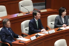 Ứng cử viên Moon Jae-in, ứng cử viên Ahn Cheol-soo và ứng cử viên Sim Sang Jeung tại phiên họp ở Seoul. (Nguồn: AFP/TTXVN)