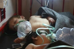 Trẻ em được điều trị trong bệnh viện ở thị trấn Maaret al-Noman, tỉnh Idlib, sau khi bị ảnh hưởng bởi cuộc tấn công bị tình nghi sử dụng vũ khí hóa học ngày 4/4. (Nguồn: AFP/TTXVN)