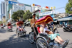 Khách du lịch tham quan thành phố Đà Nẵng. (Ảnh: Trần Lê Lâm/TTXVN)