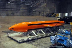 Một quả bom GBU-43/B (MOAB) tại Trung tâm quân bị của lực lượng không quân Eglin ở Florida, Mỹ. (Nguồn: EPA/TTXVN)