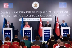 Ủy viên phụ trách vấn đề mở rộng EU Johannes Hahn, Cao ủy phụ trách chính sách an ninh và đối ngoại của EU Federica Mogherini, Ngoại trưởng Thổ Nhĩ Kỳ Mevlut Cavusoglu và Bộ trưởng Các vấn đề châu Âu của Thổ Nhĩ Kỳ Omer Celik tại cuộc họp báo ở Ankara 