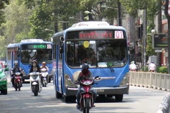 Xe buýt sử dụng nhiên liệu sạch đưa vào hoạt động trên tuyến số 1. (Ảnh: Hoàng Hải/TTXVN)