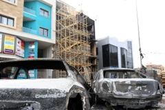 Các phương tiện bị hư hại sau cuộc giao tranh của một nhóm các tay súng tại Tripoli. (Nguồn: THX/TTXVN)