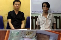 Đối tượng và tang vật bị bắt giữ. (Ảnh: TTXVN phát)