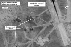 Sân bay Shayrat bị tàn phá sau vụ tấn công tên lửa hành trình Tomahawk từ các tàu khu trục của Mỹ ngày 7/4. (Nguồn: EPA/ TTXVN)