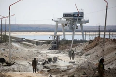 Các lực lượng dân chủ Syria tuần tra tại khu vực đập Tabqa ngày 27/3. (Nguồn: AFP/TTXVN)