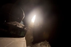 Tàu khu trục mang theo tên lửa hành trình của Mỹ USS Arleigh Burke (DDG 51) phóng tên lửa hành trình Tomahawk vào các mục tiêu ở Syria từ Biển Đỏ ngày 23/9/2014. (Nguồn: EPA/TTXVN)