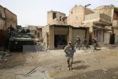 Các lực lượng Iraq tiến vào Thành cổ ở Mosul trong chiến dịch giành lại quyền kiểm soát thành phố này từ phiến quân IS ngày 19/3. (Nguồn: AFP/TTXVN)