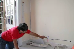 Vết nứt trong nhà dân tại khu vực bị ảnh hưởng. (Ảnh: Đặng Tuấn/TTXVN)