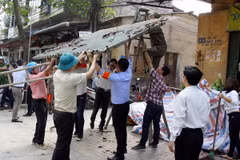 Lực lượng chức năng cùng người dân thực hiện lập lại trật tự đô thị trên địa bàn phường Hồng Hà, thành phố Yên Bái. (Ảnh: Thế Duyệt/TTXVN)