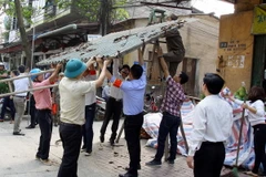 Lực lượng chức năng cùng người dân thực hiện lập lại trật tự đô thị trên địa bàn phường Hồng Hà, thành phố Yên Bái. (Ảnh: Thế Duyệt/TTXVN)