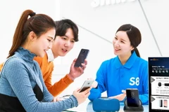 Khách hàng trải nghiệm điện thoại Samsung Galaxy S8 tại một cửa hàng ở Seoul ngày 6/4. (Nguồn: YONHAP/TTXVN)
