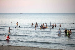 Du khách vui chơi, tắm biển Cửa Lò. (Ảnh: Thanh Tùng/TTXVN)