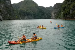 Du khách bơi thuyền Kayak trên Vịnh Hạ Long. (Ảnh: Tiến Dũng/TTXVN)