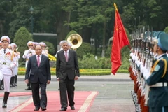 Thủ tướng Nguyễn Xuân Phúc và Thủ tướng Sri Lanka Ranil Wickremesinghe duyệt đội danh dự Quân đội nhân dân Việt Nam. (Ảnh: Doãn Tấn/TTXVN)