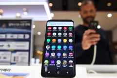 Mẫu điện thoại Galaxy S8 của Samsung được giới thiệu tại một cửa hàng ở Seoul. (Nguồn: AFP/TTXVN)