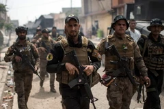 Binh sỹ Iraq tuần tra trên một tuyến phố ở phía tây thành phố Mosul sau khi giành lại khu vực này từ IS ngày 21/4. (Nguồn: AFP/TTXVN)