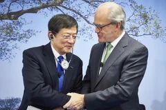 Chủ tịch Syngenta Thụy Sĩ Michel Demare (phải) và Chủ tịch ChemChina Trung Quốc Ren Jianxin trong cuộc họp báo tại trụ sở Syngenta ở Basel, Thụy Sĩ ngày 3/2/2016. (Nguồn: AFP/TTXVN)