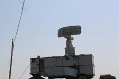 Xe ôtô chở thiết bị rada bị phát hủy sau một cuộc không kích tại thành phố cảng Hodeidah, Yemen. (Nguồn: AFP/TTXVN)