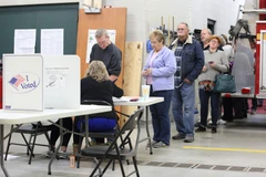 Cử tri Mỹ bỏ phiếu tại một địa điểm bầu cử ở Indianapolis, bang Indiana .(Nguồn: EPA/TTXVN)