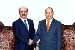 Thủ tướng Nguyễn Xuân Phúc tiếp Đại sứ Qatar tại Việt Nam Mohammed El-Emadi. (Ảnh: An Đăng/TTXVN)
