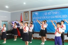 Các em học sinh trường tiểu học hữu nghị Khmer-Việt Nam Tân Tiến biểu diễn văn nghệ ca ngợi quê hương đất nước. (Ảnh: Phan Minh Hưng/TTXVN)