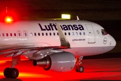  Máy bay Airbus 320-200 của Hãng hàng không Lufthansa tại Duesseldorf, Đức. (Nguồn: AFP/TTXVN) 