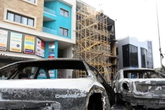 Các phương tiện bị hư hại sau cuộc giao tranh của một nhóm các tay súng tại Tripoli ngày 15/3. (Nguồn: THX/TTXVN)